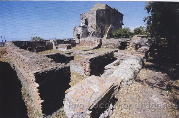 Ambienti del settore settentrionale con la masseria settecentesca di San Limato sullo sfondo..jpg